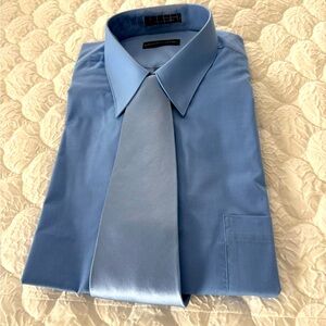 Pierre Cardin Sky Blue Dress Shirt with Tie. Size 17 34-35
sleeve. Never worn.